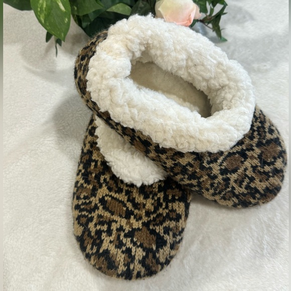 Fleece Lined Knit Leopard Print Slippers Women’s Size 10 GUC - Picture 3 of 7